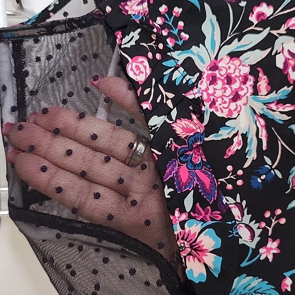 Woman's Floral Top with mesh peekaboo shoulders New - Picture 5 of 6